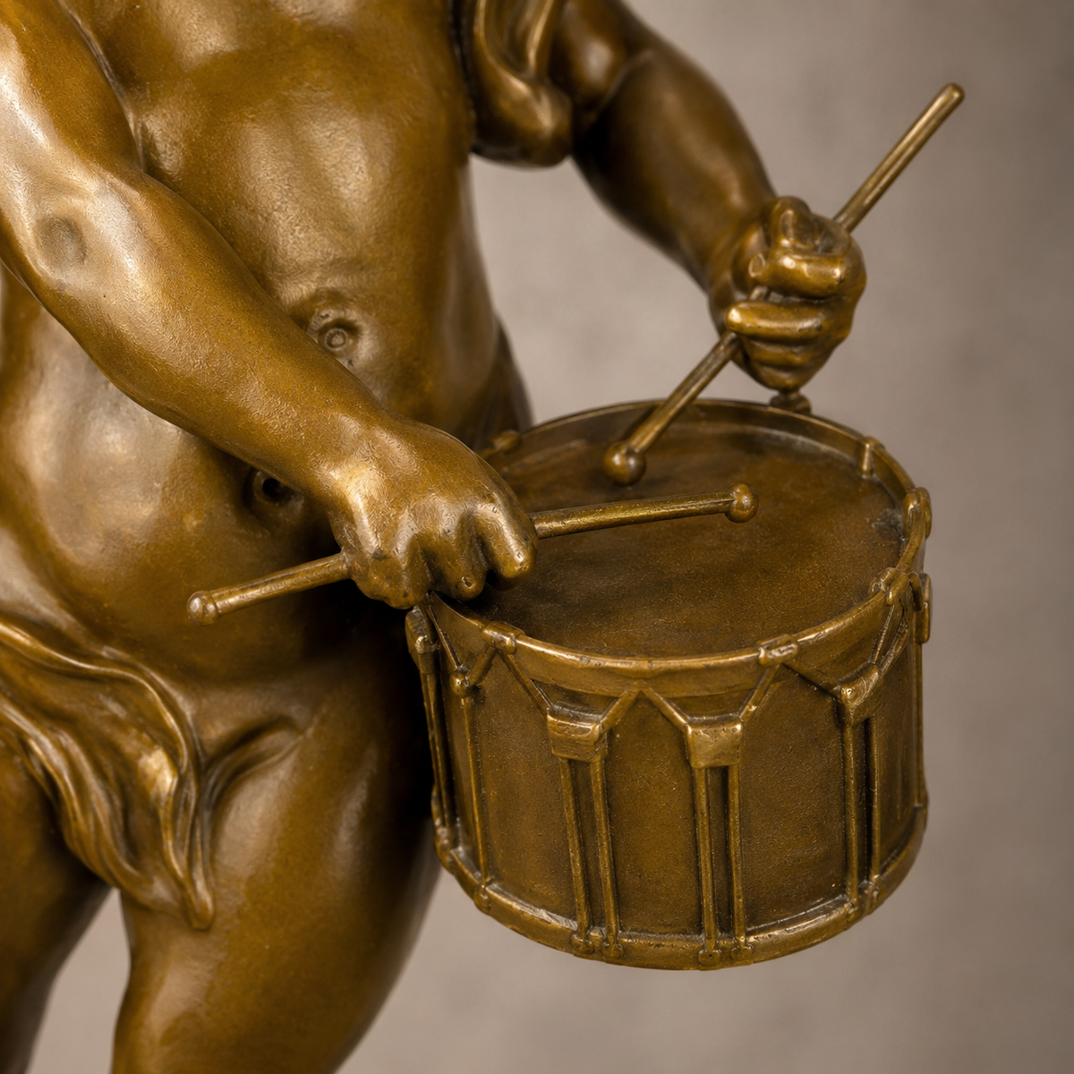 Sculpture bronze putto musicien au tambour sur socle marbre, vue 3