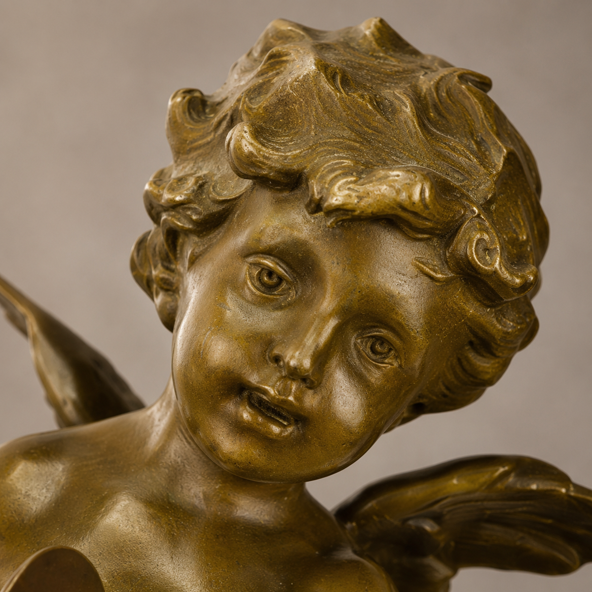 Sculpture bronze putto musicien aux cymbales sur socle marbre, vue 2