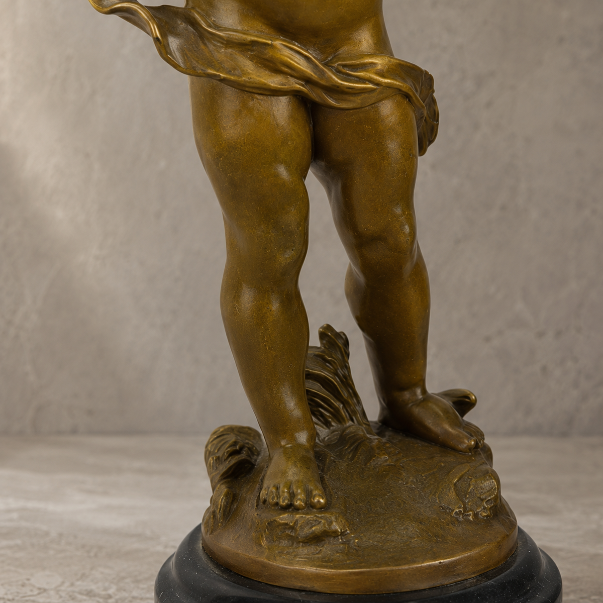 Sculpture bronze putto musicien aux cymbales sur socle marbre, vue 5