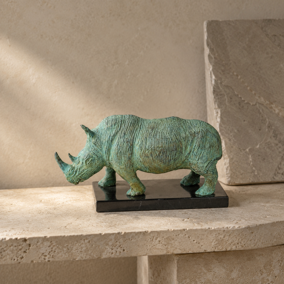 Sculpture bronze rhinocéros patine verte sur socle marbre noir