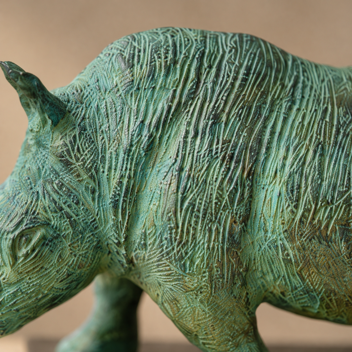 Sculpture bronze rhinocéros patine verte sur socle marbre noir, vue 3