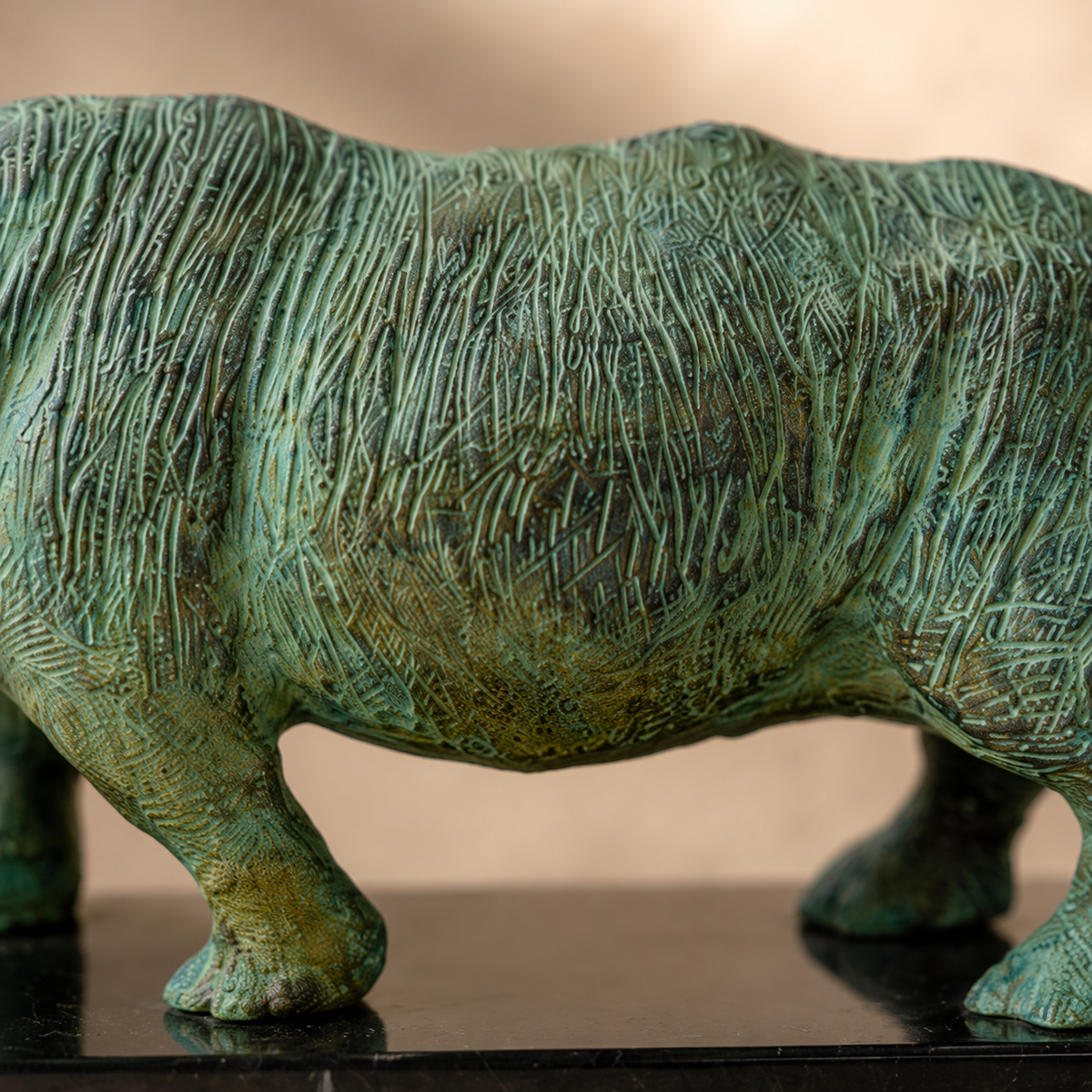 Sculpture bronze rhinocéros patine verte sur socle marbre noir, vue 4