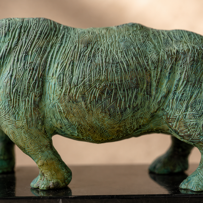 Sculpture bronze rhinocéros patine verte sur socle marbre noir, vue 4