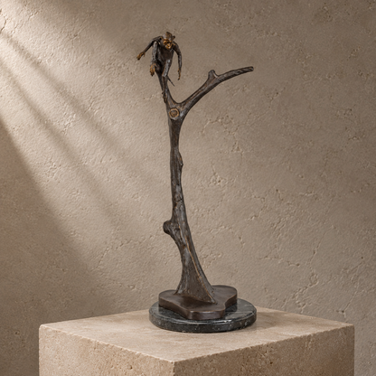 Sculpture bronze singe perché sur branche, socle marbre