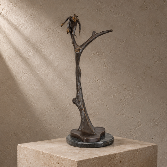 Sculpture bronze singe perché sur branche, socle marbre