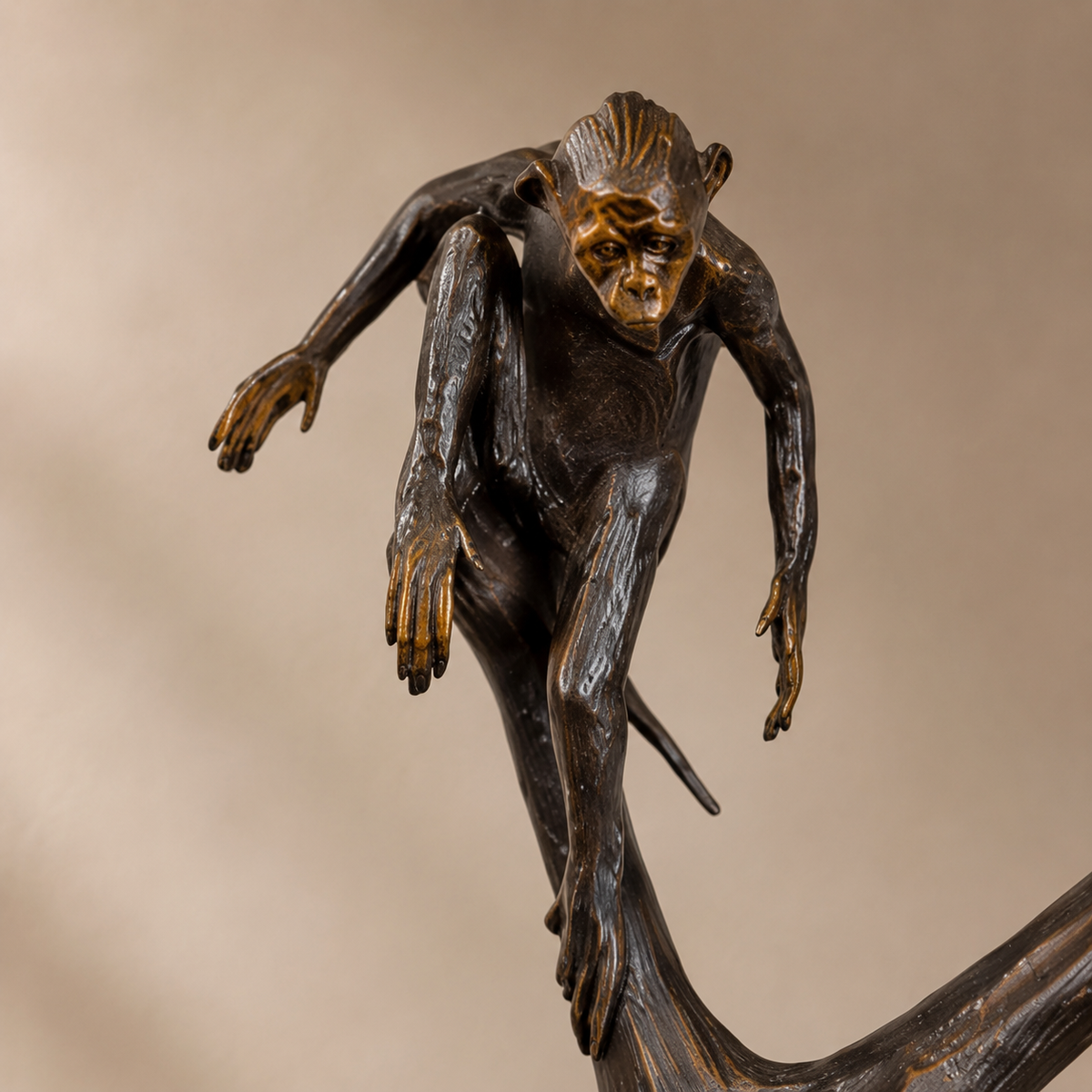 Sculpture bronze singe perché sur branche, socle marbre, vue 3