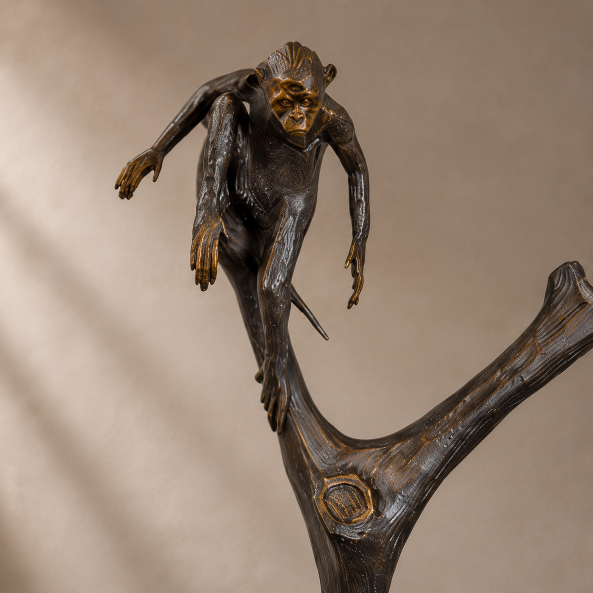 Sculpture bronze singe perché sur branche, socle marbre, vue 4