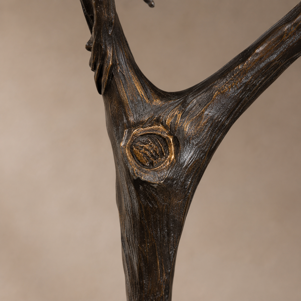 Sculpture bronze singe perché sur branche, socle marbre, vue 6