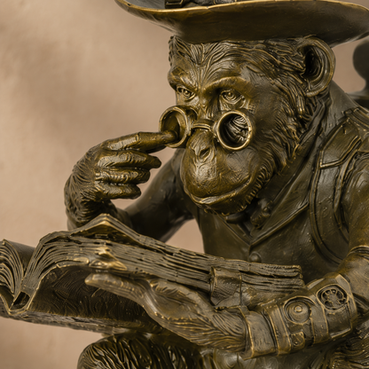 Sculpture bronze singe savant au haut-de-forme lisant, vue 3
