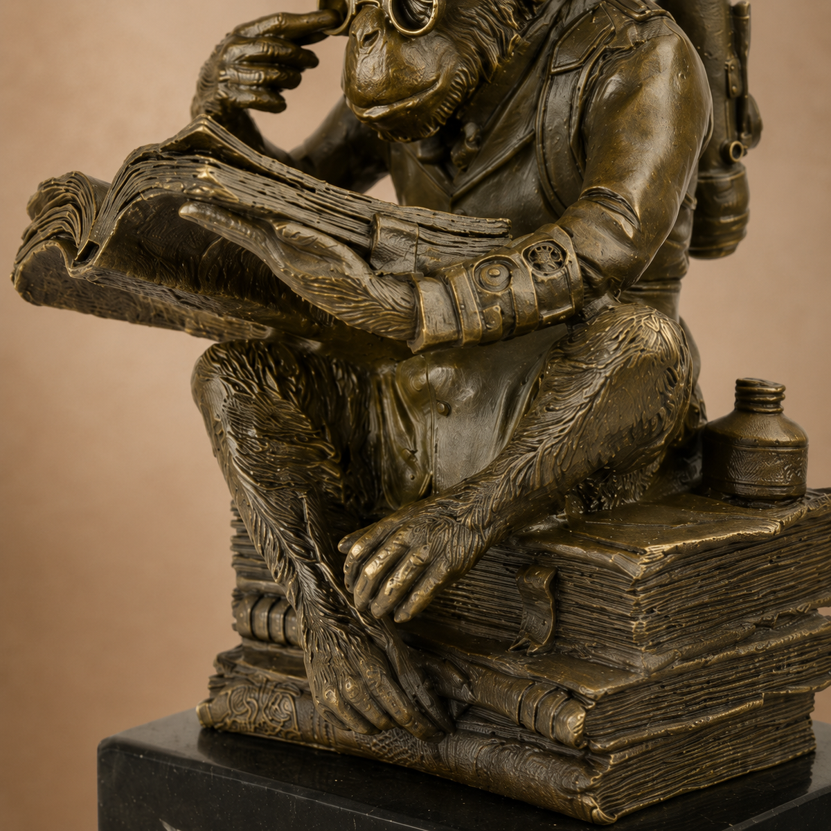 Sculpture bronze singe savant au haut-de-forme lisant, vue 4