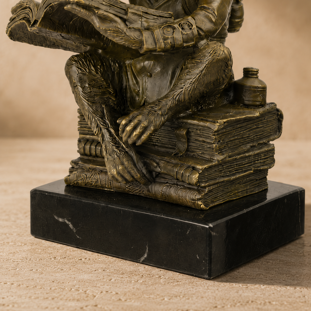 Sculpture bronze singe savant au haut-de-forme lisant, vue 7