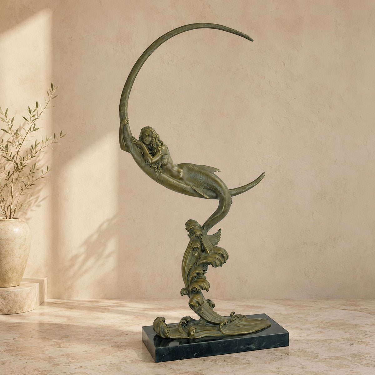 Sculpture bronze sirène allongée sur croissant de lune