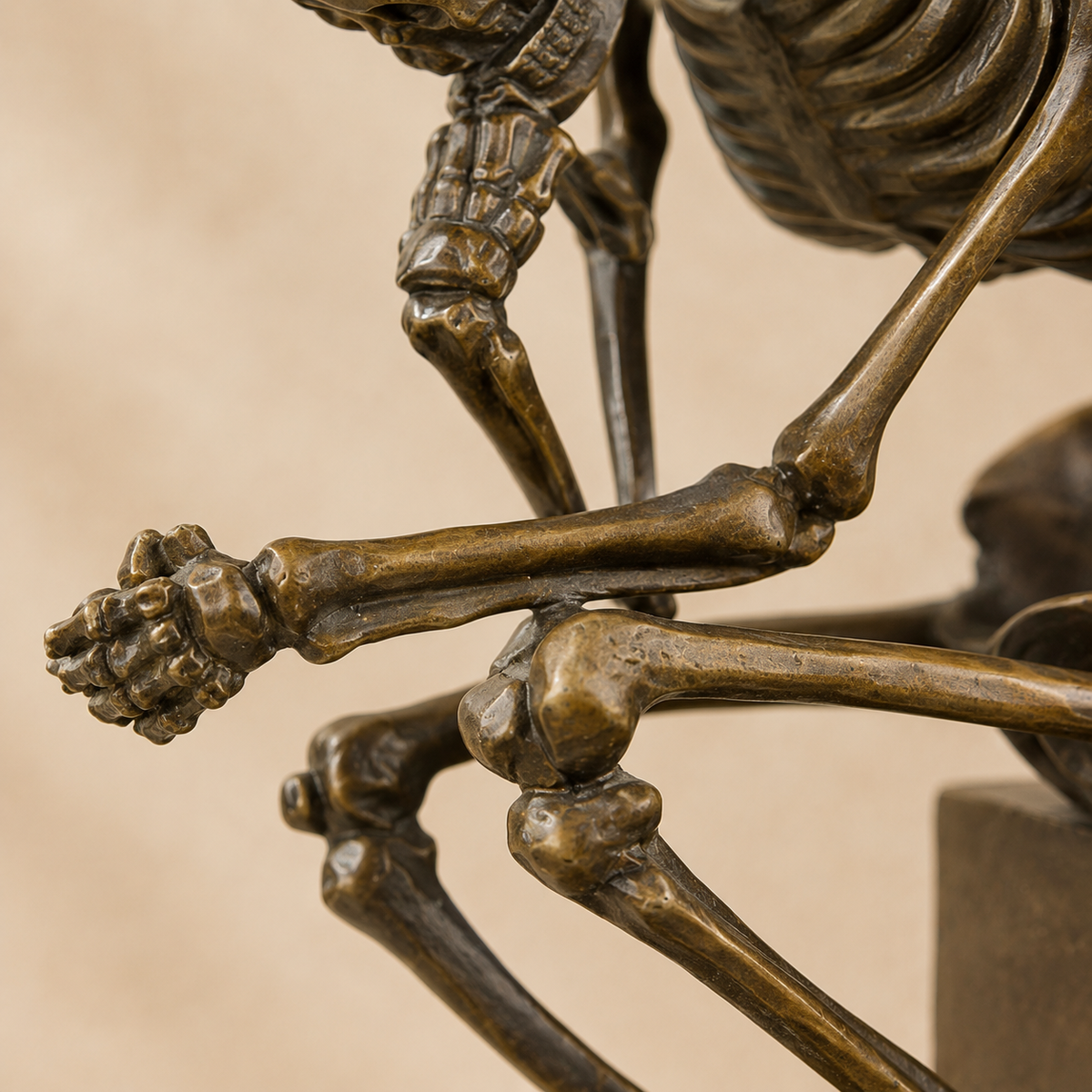 Sculpture bronze squelette penseur sur socle marbre, vue 4