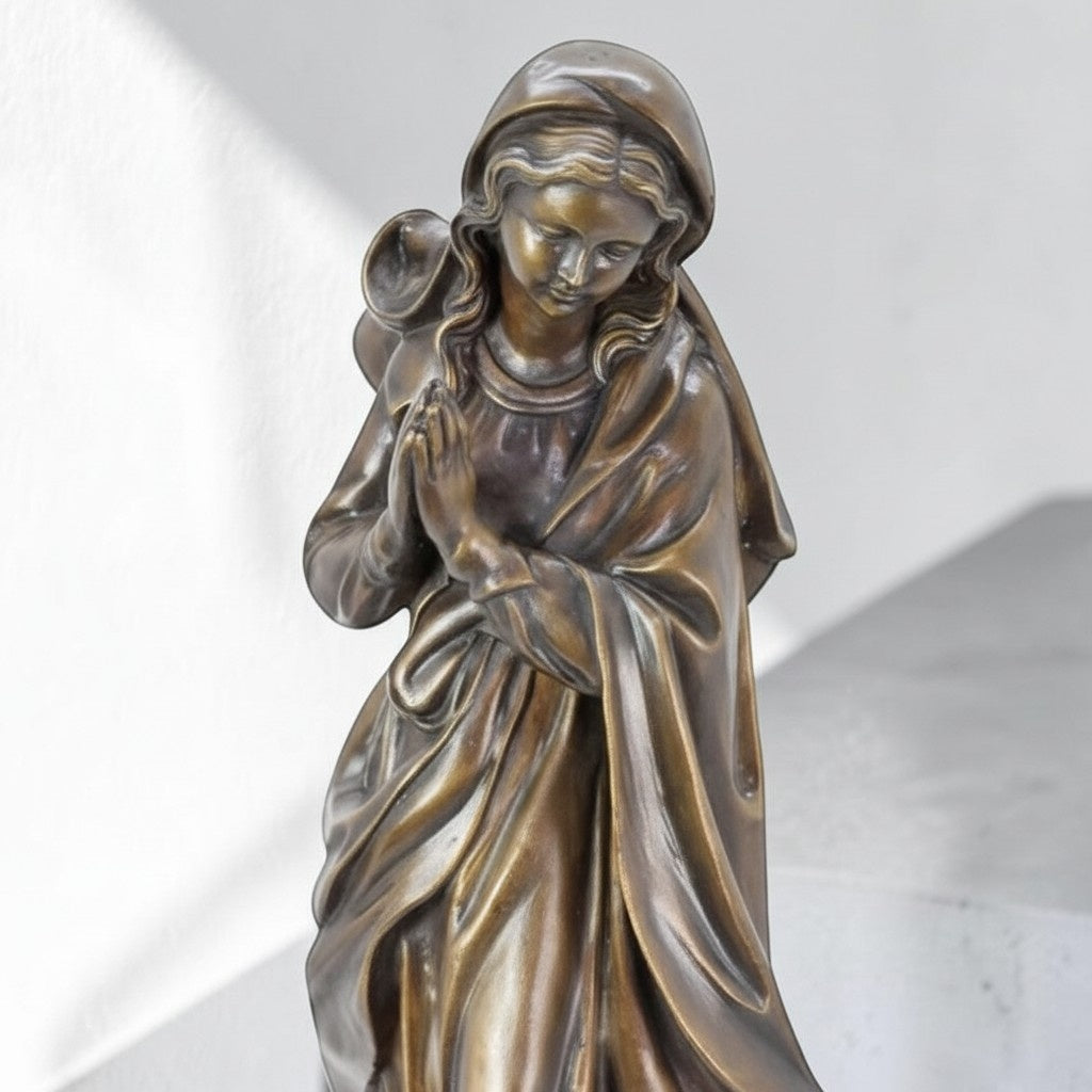 Sculpture en bronze Vierge Marie en prière voile drapé, vue 2
