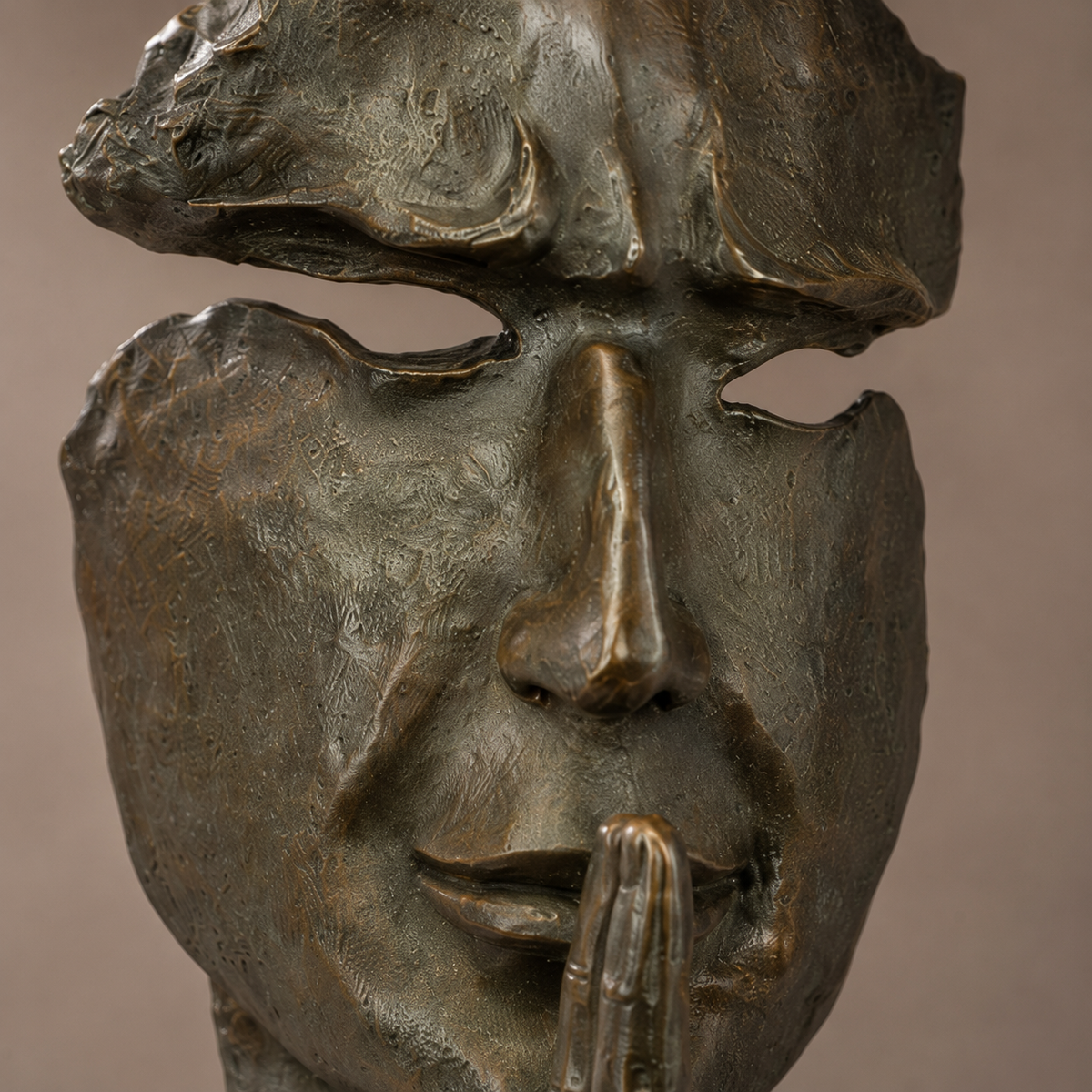 Sculpture bronze visage fragmenté geste du silence, vue 2