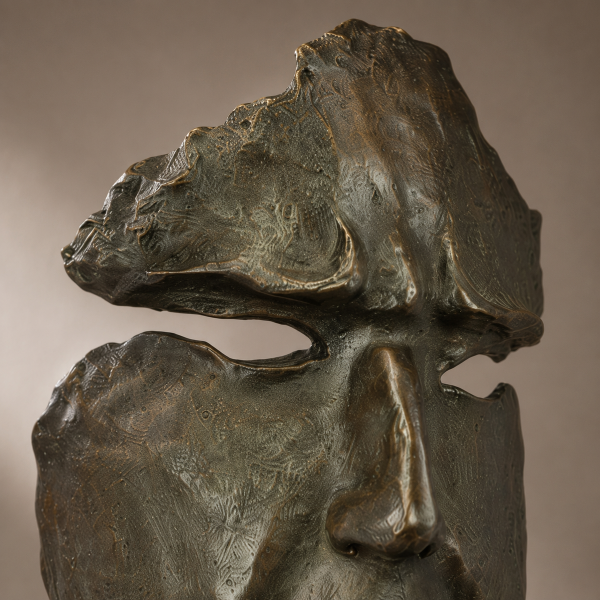 Sculpture bronze visage fragmenté geste du silence, vue 3