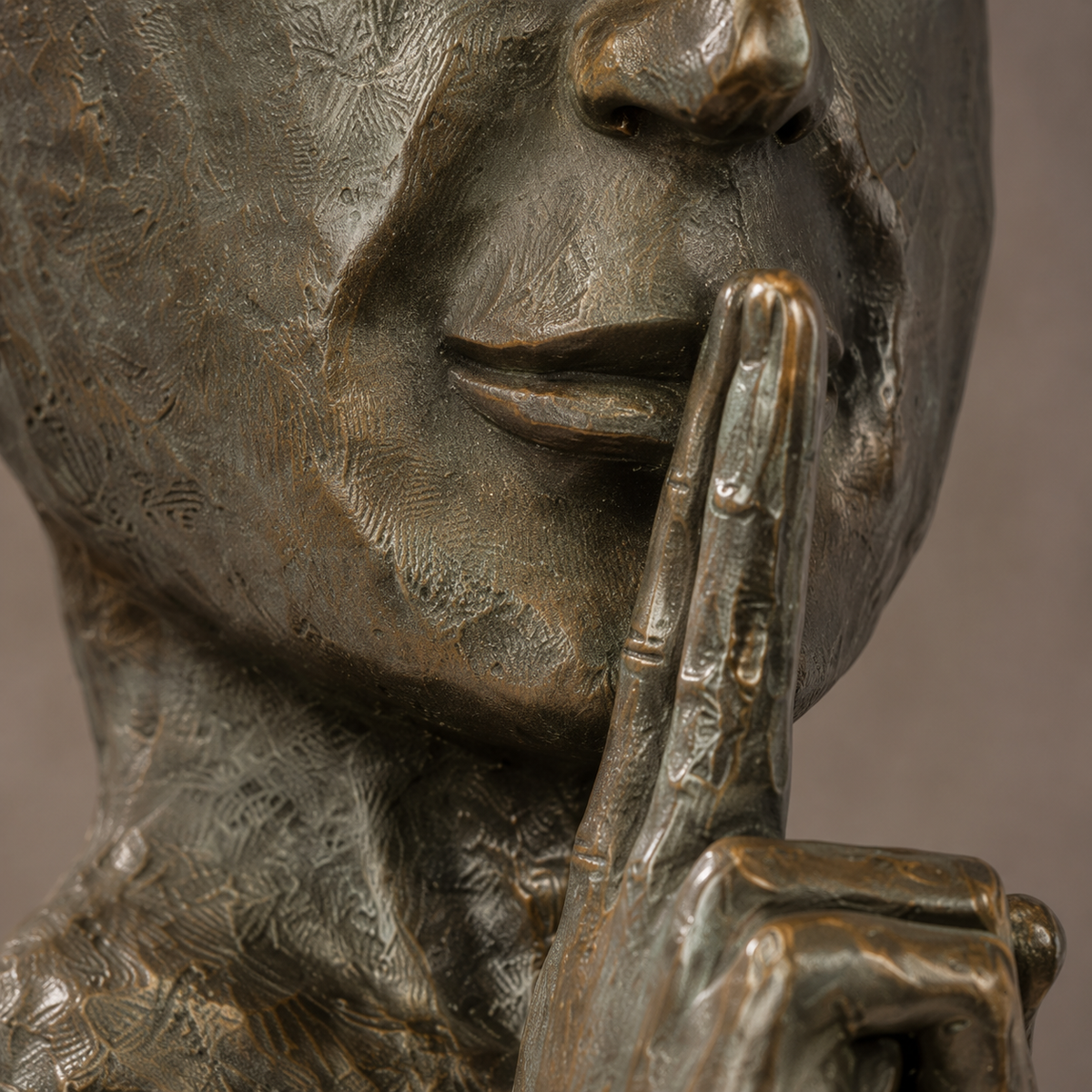 Sculpture bronze visage fragmenté geste du silence, vue 4