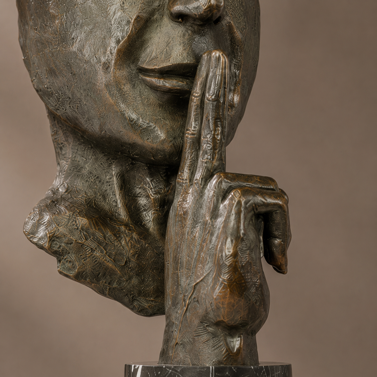Sculpture bronze visage fragmenté geste du silence, vue 5