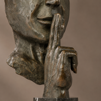 Sculpture bronze visage fragmenté geste du silence, vue 5