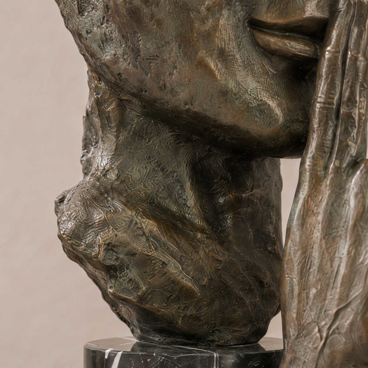 Sculpture bronze visage fragmenté geste du silence, vue 6