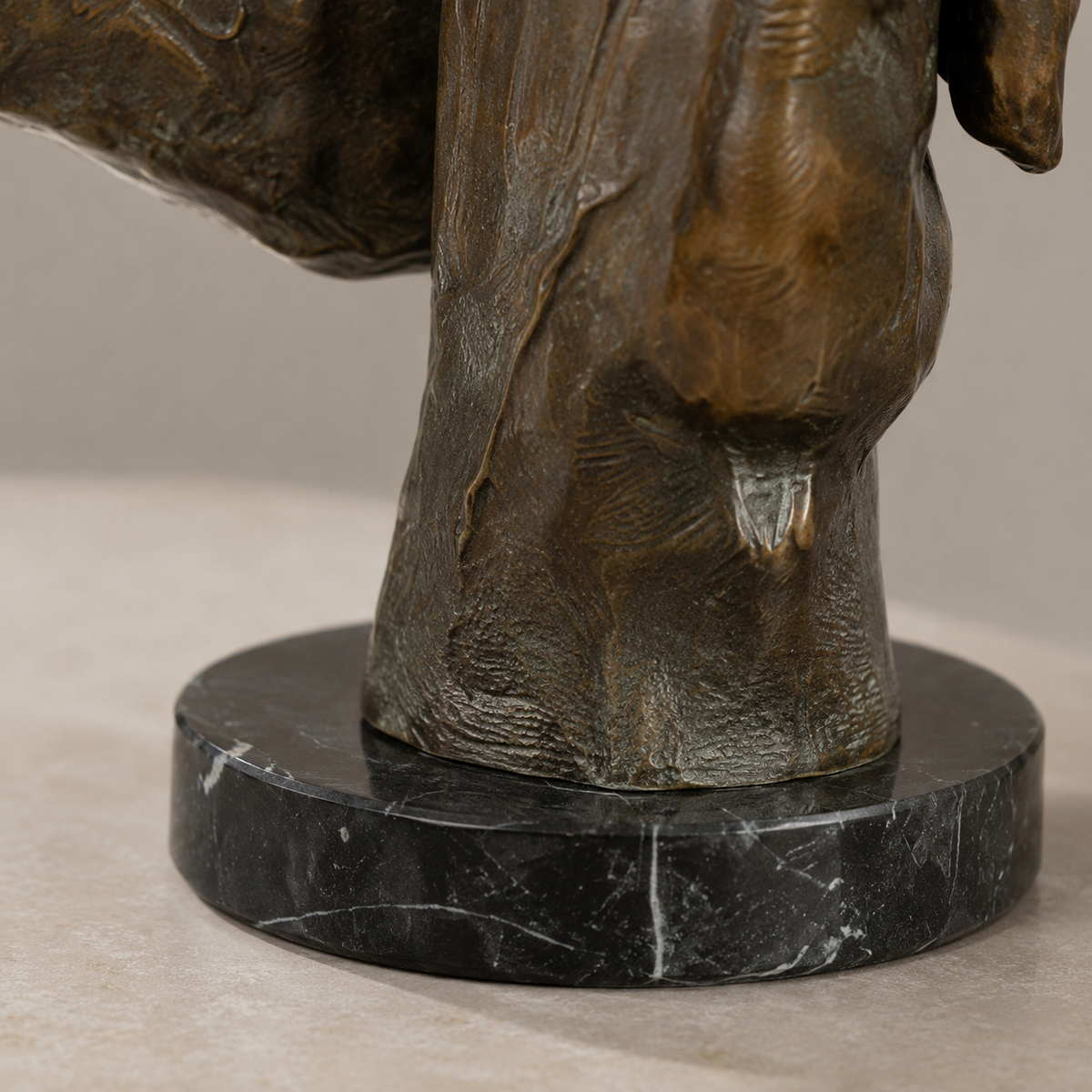 Sculpture bronze visage fragmenté geste du silence, vue 7