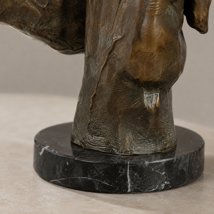 Sculpture bronze visage fragmenté geste du silence, vue 7