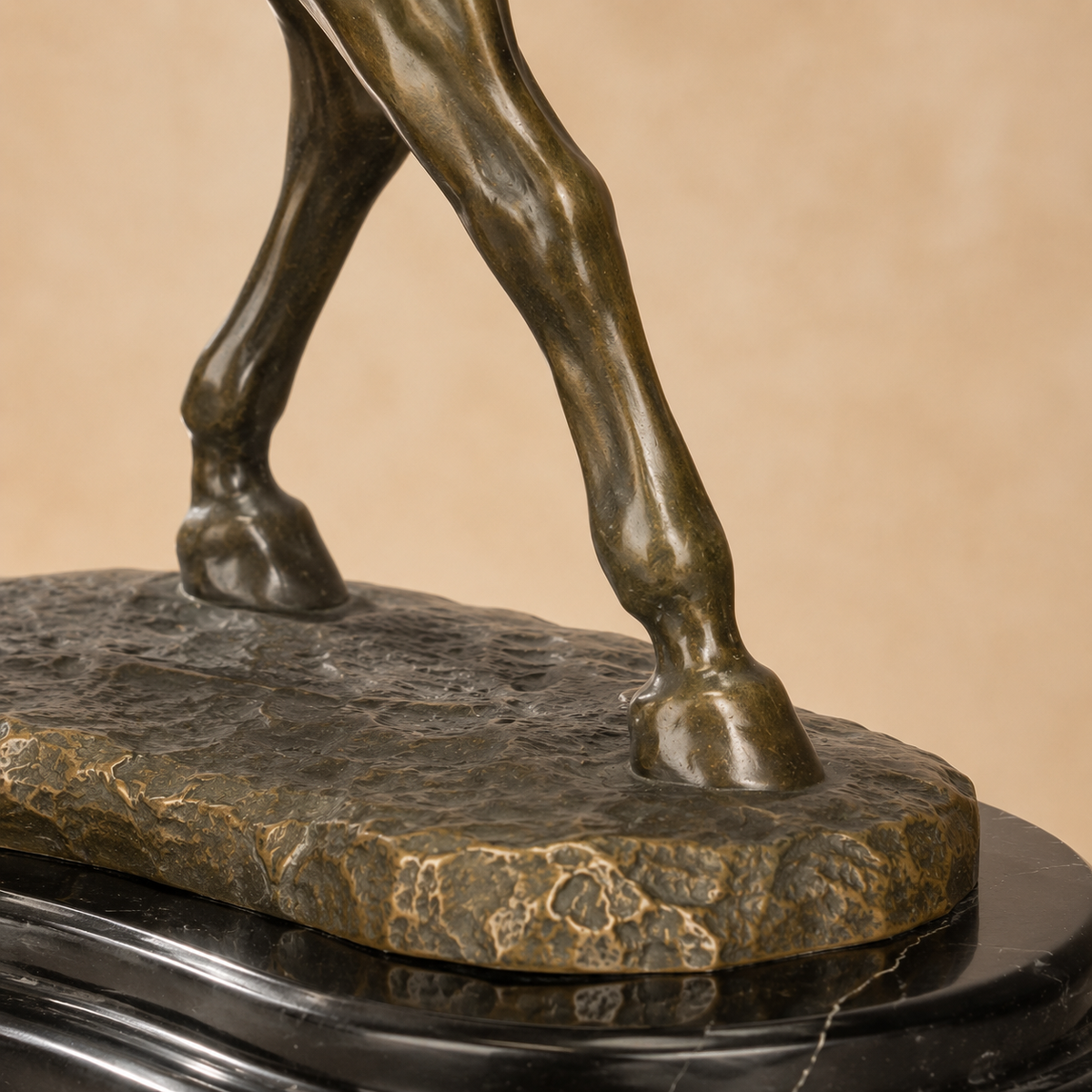 Sculpture cheval arabe au pas en bronze patiné sur marbre, vue 5