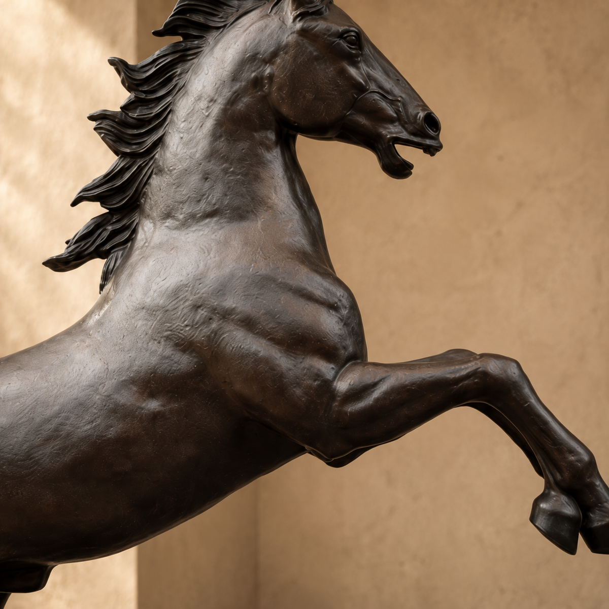 Sculpture cheval cabré en bronze patiné brun sur socle, vue 7