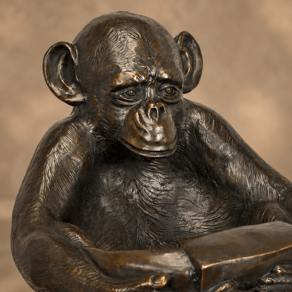 Sculpture chimpanzé assis tenant une coupe en bronze patiné, vue 3