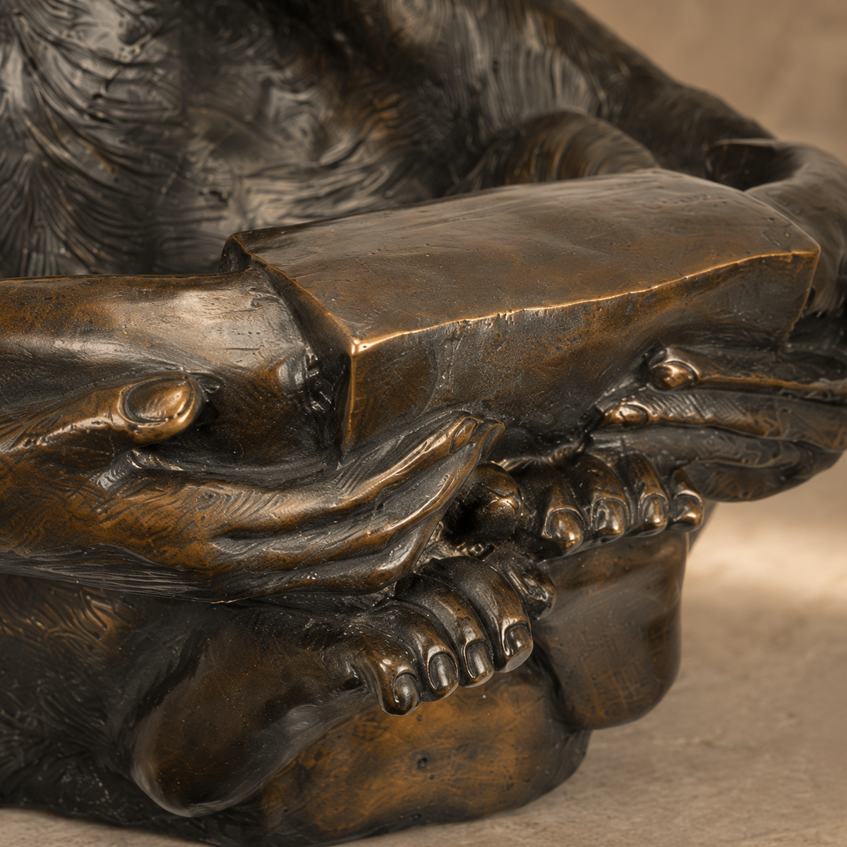 Sculpture chimpanzé assis tenant une coupe en bronze patiné, vue 4