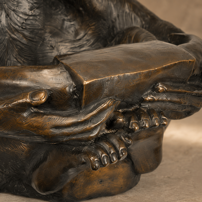 Sculpture chimpanzé assis tenant une coupe en bronze patiné, vue 4