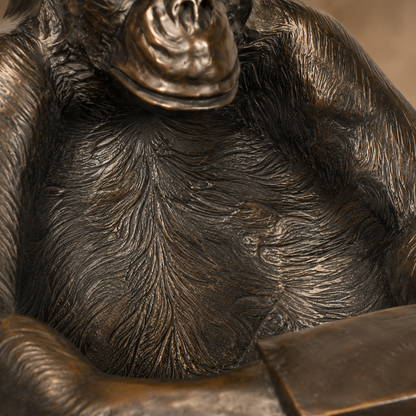 Sculpture chimpanzé assis tenant une coupe en bronze patiné, vue 5