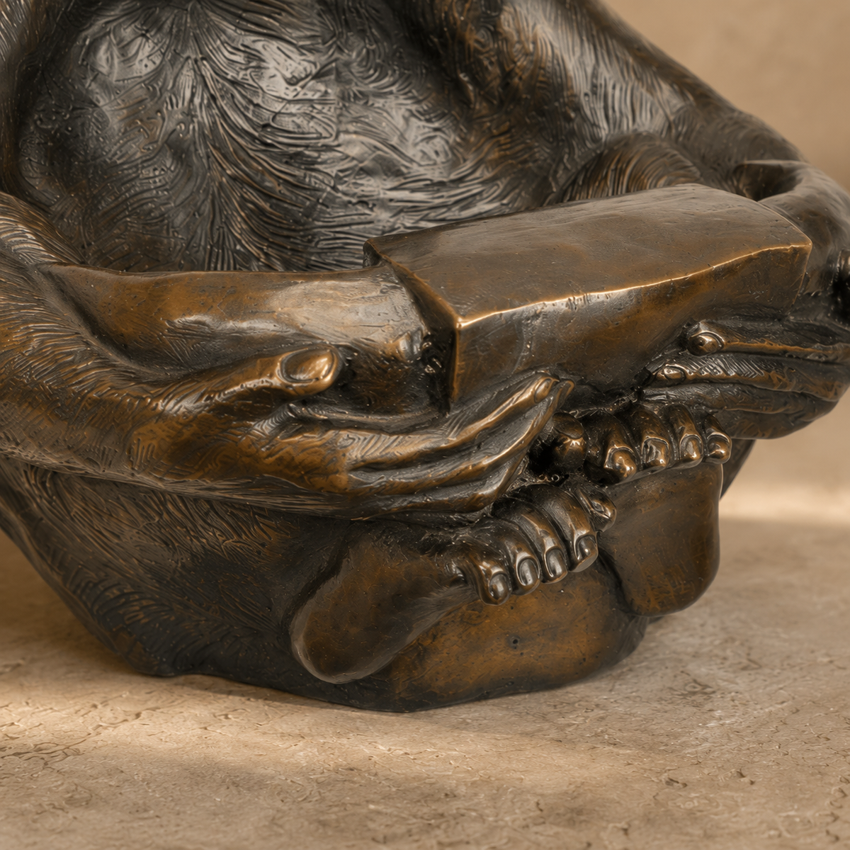 Sculpture chimpanzé assis tenant une coupe en bronze patiné, vue 6
