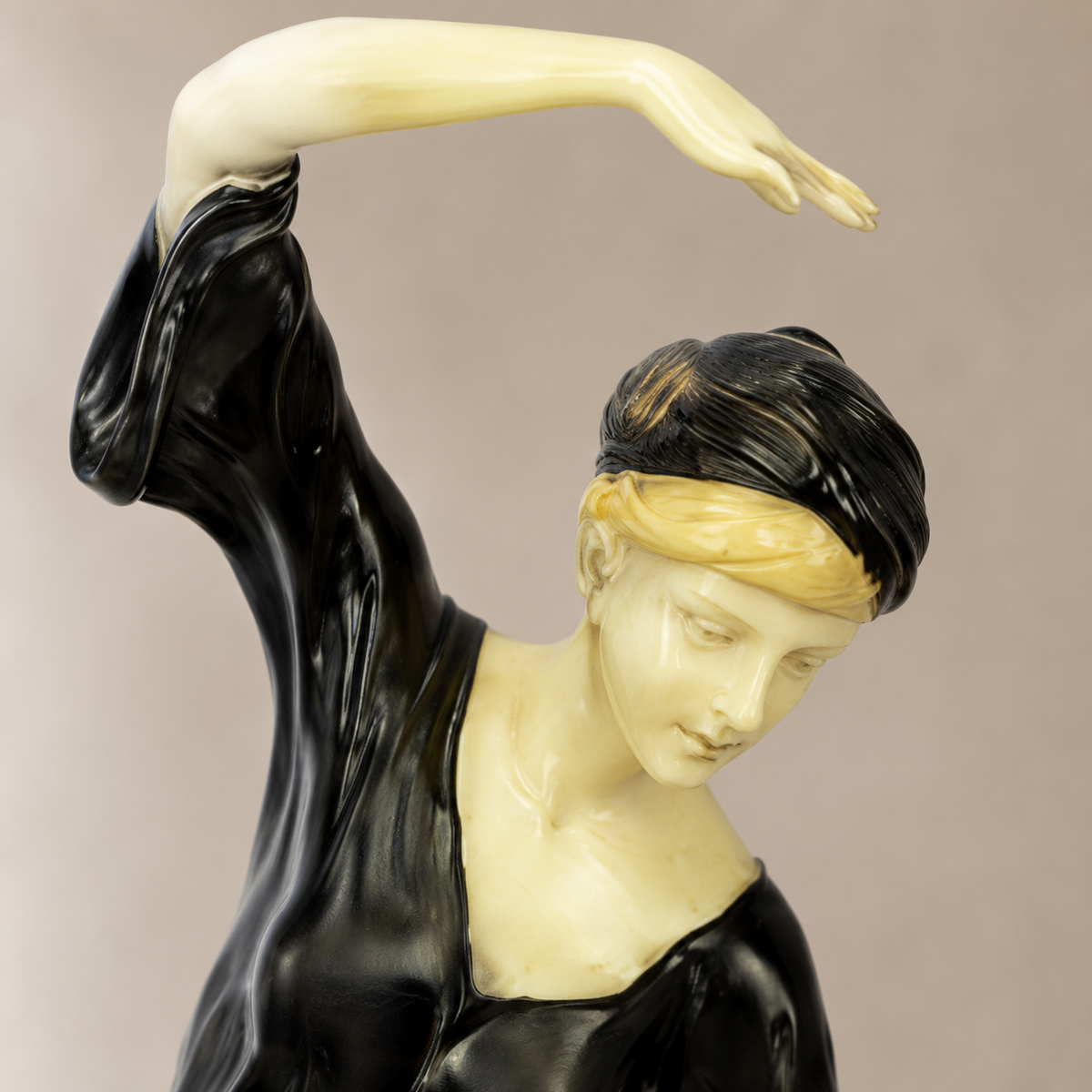 Sculpture chryséléphantine danseuse Art Déco socle onyx, vue 2