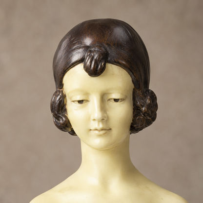 Sculpture chryséléphantine jeune fille en robe dorée, vue 2