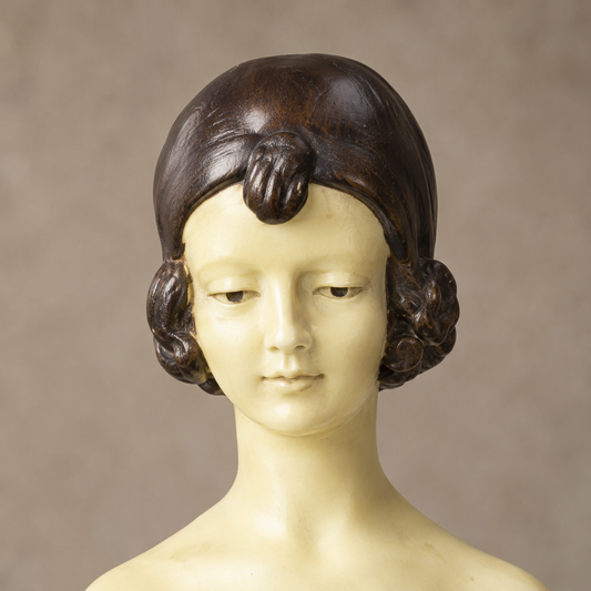 Sculpture chryséléphantine jeune fille en robe dorée, vue 2