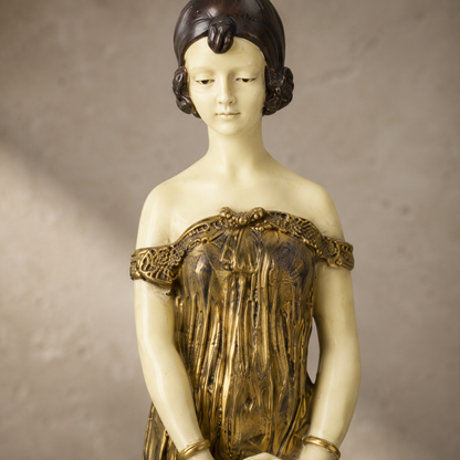Sculpture chryséléphantine jeune fille en robe dorée, vue 3