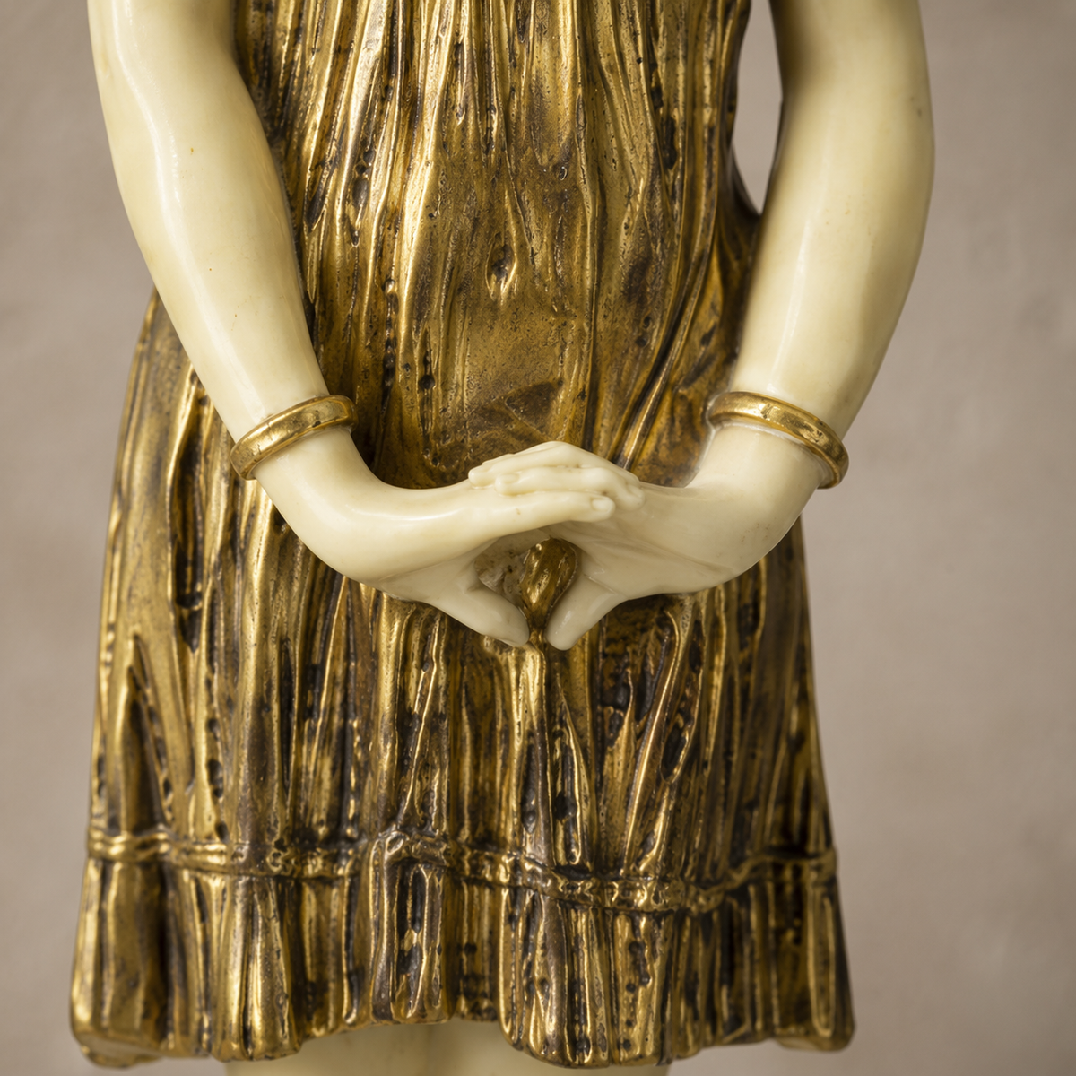 Sculpture chryséléphantine jeune fille en robe dorée, vue 4