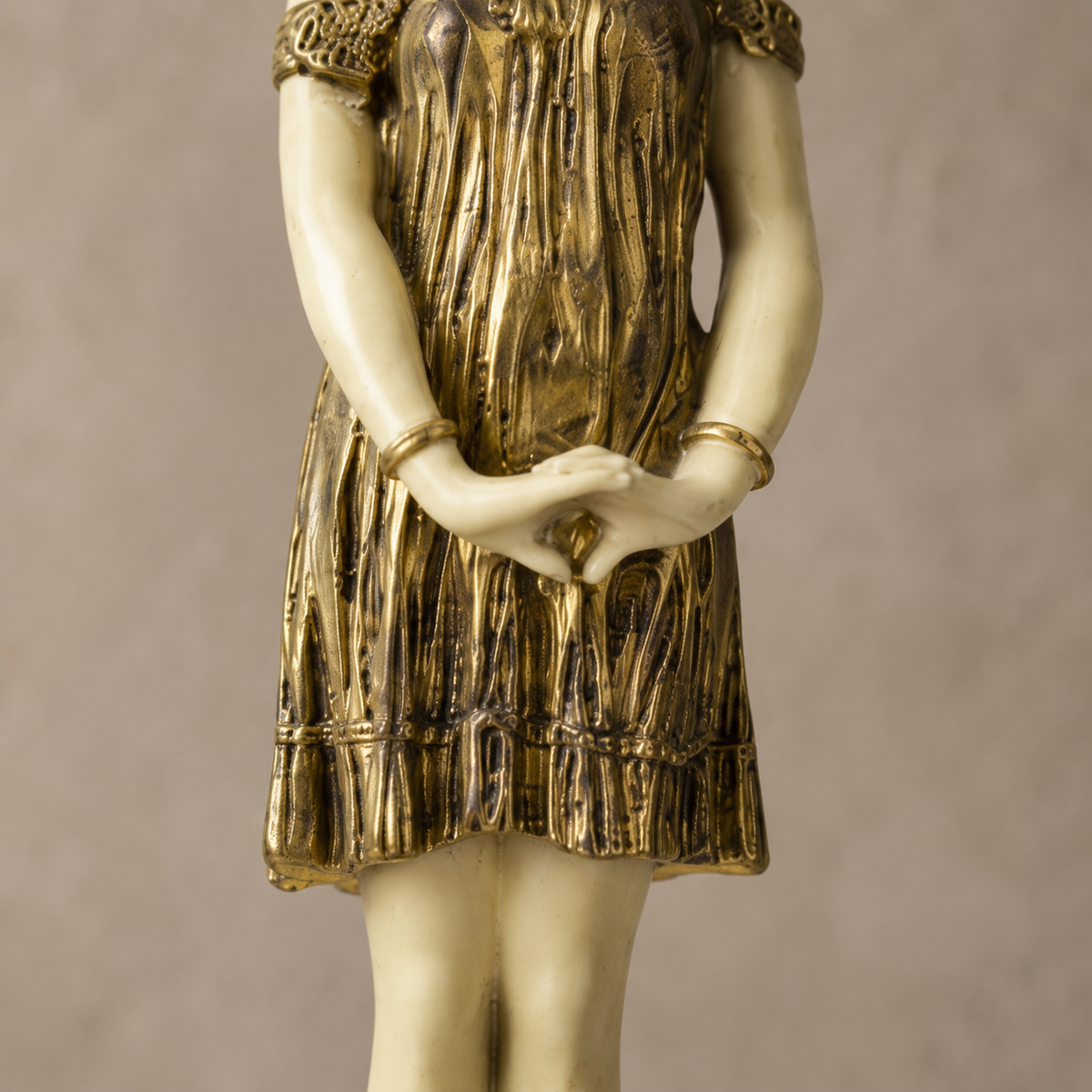 Sculpture chryséléphantine jeune fille en robe dorée, vue 5