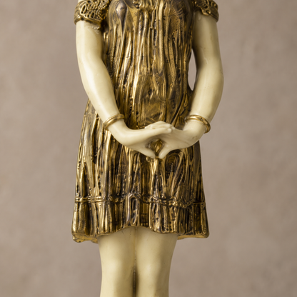 Sculpture chryséléphantine jeune fille en robe dorée, vue 5