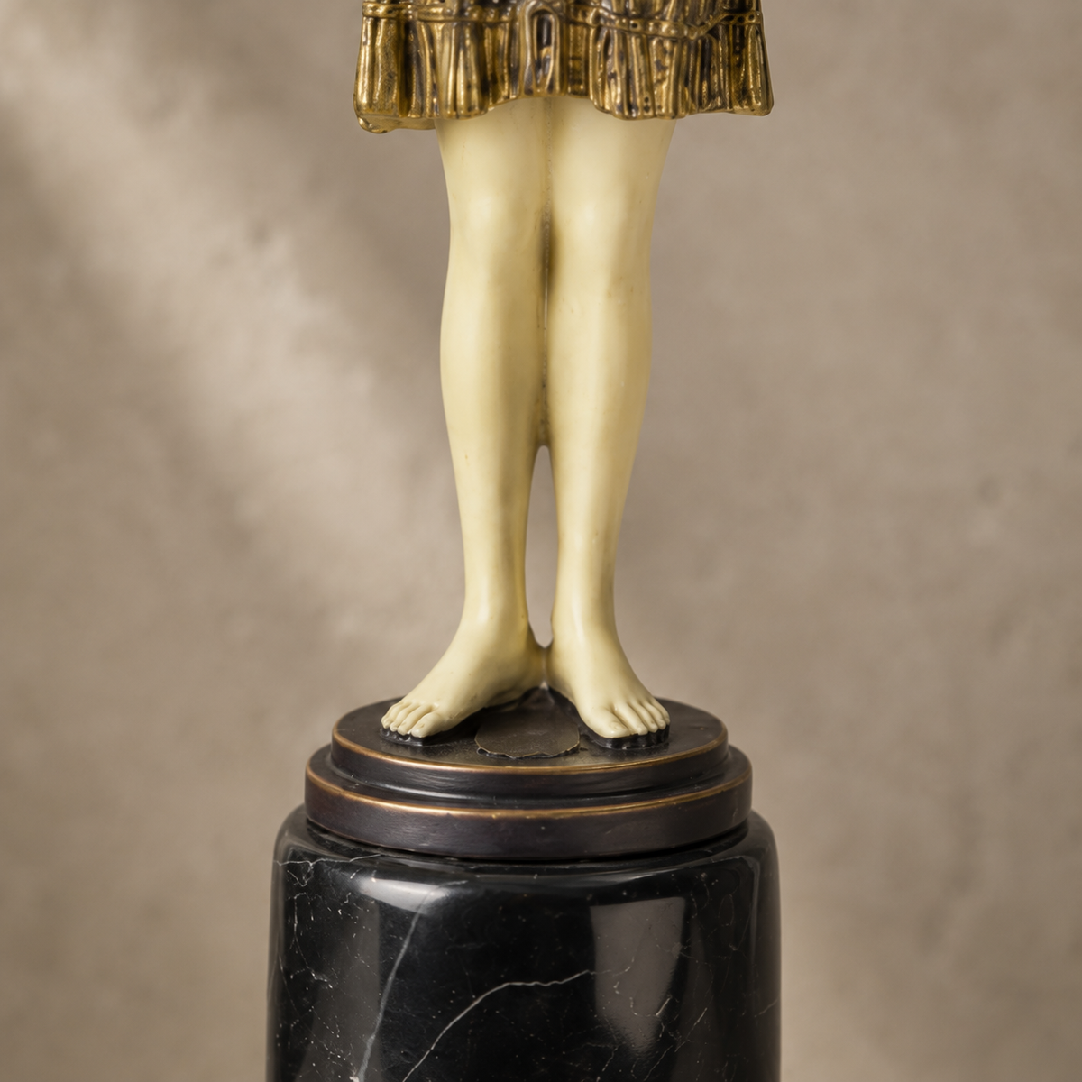 Sculpture chryséléphantine jeune fille en robe dorée, vue 6
