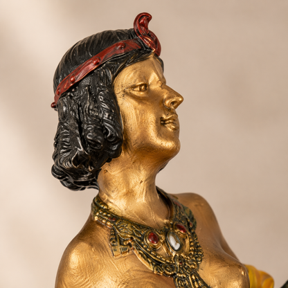 Sculpture Cléopâtre allongée en bronze polychrome, vue 2