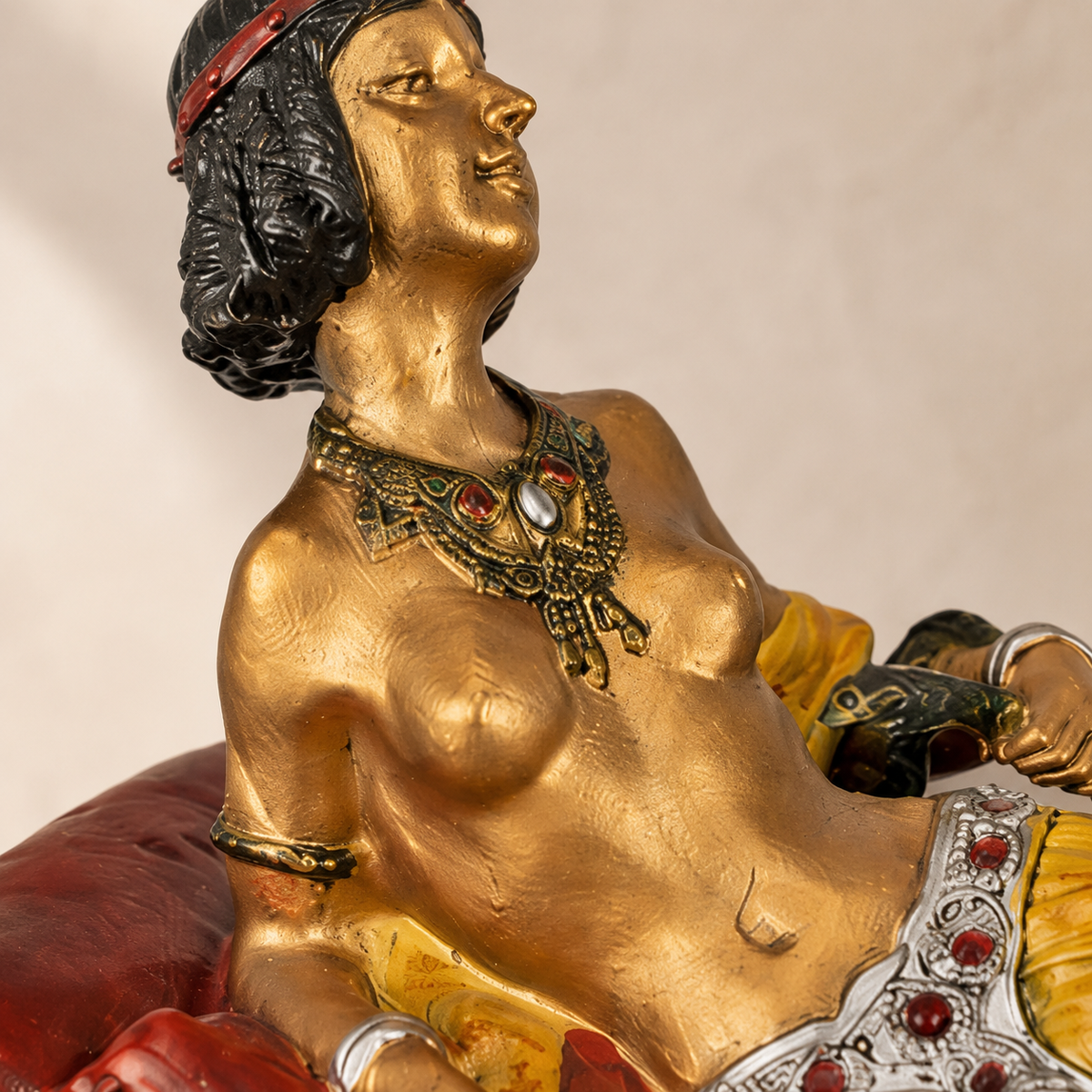 Sculpture Cléopâtre allongée en bronze polychrome, vue 3