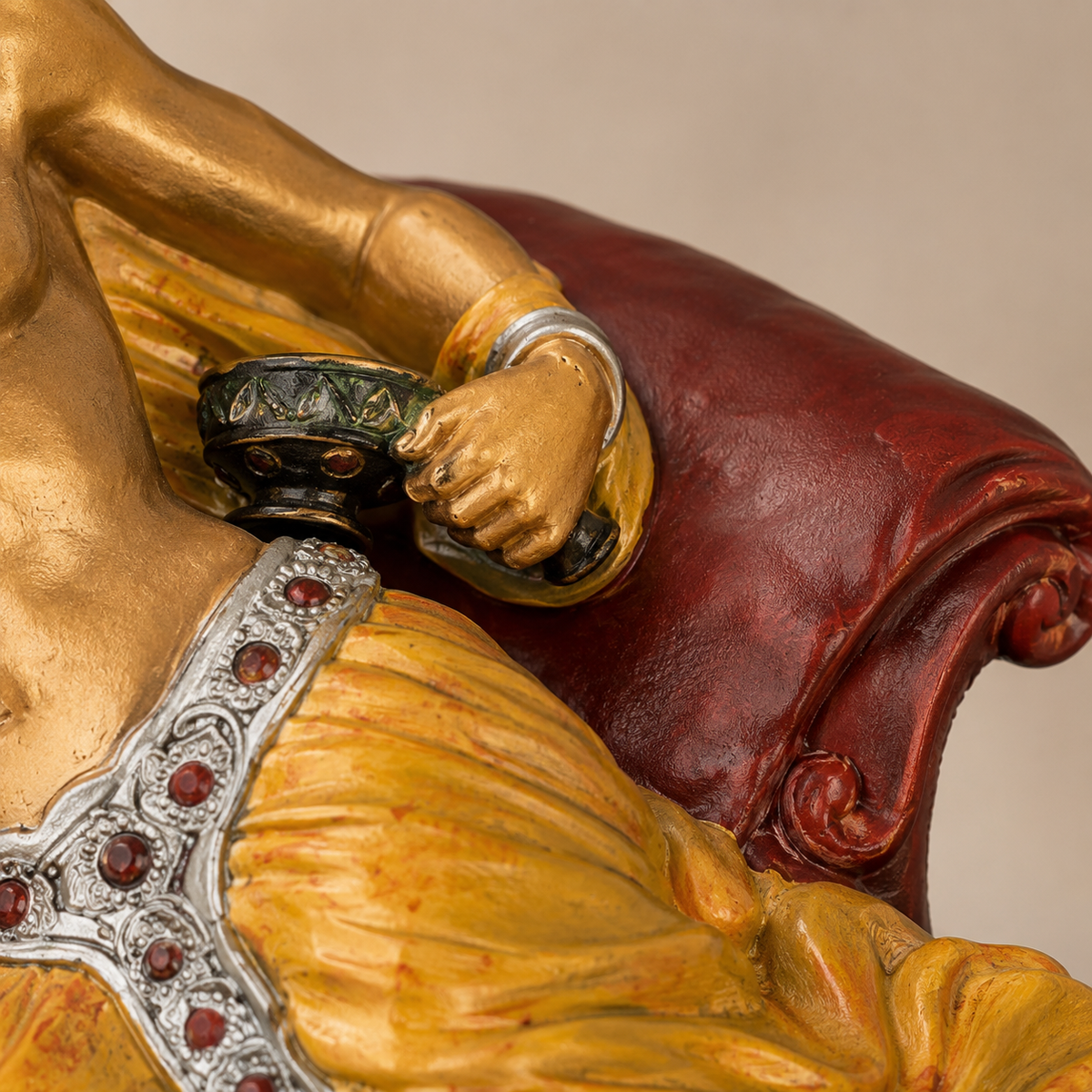 Sculpture Cléopâtre allongée en bronze polychrome, vue 4