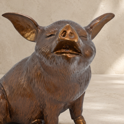Sculpture cochon assis en bronze à patine brune dorée, vue 2