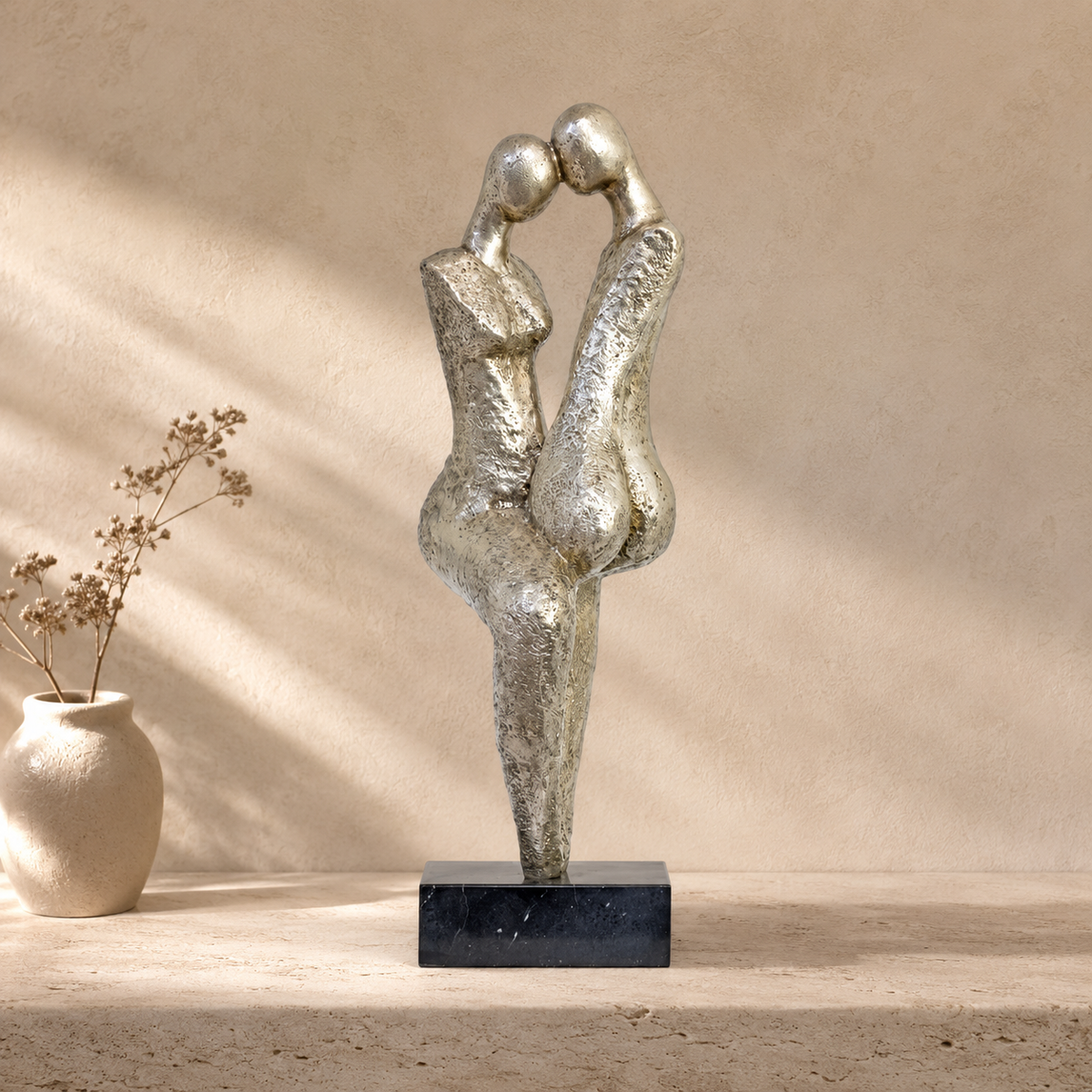 Sculpture couple enlacé en métal argenté sur socle noir