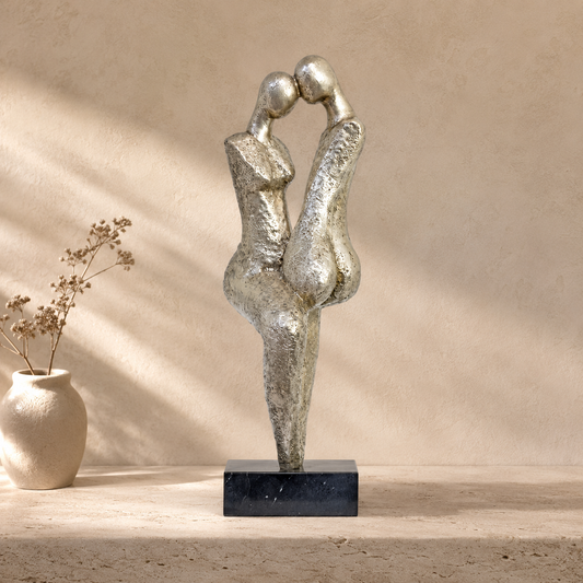 Sculpture couple enlacé en métal argenté sur socle noir