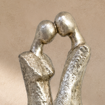 Sculpture couple enlacé en métal argenté sur socle noir, vue 2