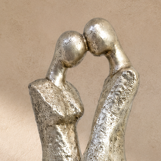 Sculpture couple enlacé en métal argenté sur socle noir, vue 2