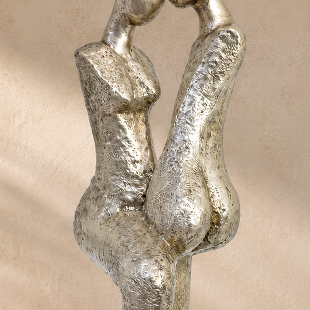 Sculpture couple enlacé en métal argenté sur socle noir, vue 3
